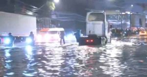 Lluvias inundan Edomex; corriente se lleva vehículos