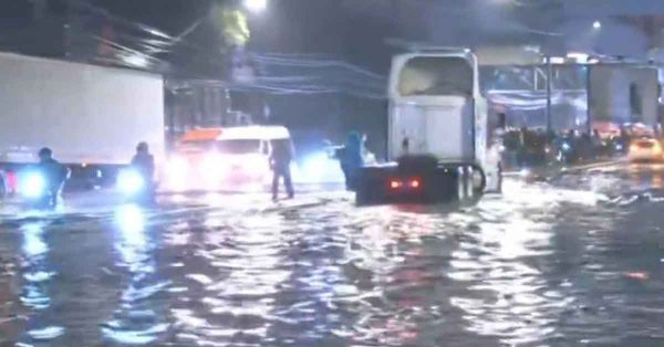 Lluvias inundan Edomex; corriente se lleva vehículos