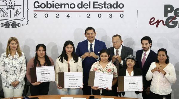 Entrega Gobierno del estado apoyos a migrantes poblanos