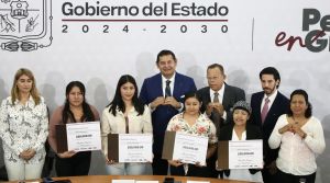 Entrega Gobierno del estado apoyos a migrantes poblanos