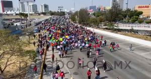 Desquician el tráfico taxistas pirata con manifestación en Vía Atlixcáyotl