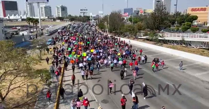 Desquician el tráfico taxistas pirata con manifestación en Vía Atlixcáyotl