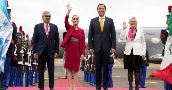 Llega Sheinbaum a Honduras para cumbre del CELAC