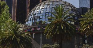 Reporta BMV baja de 1.11% del peso mexicano
