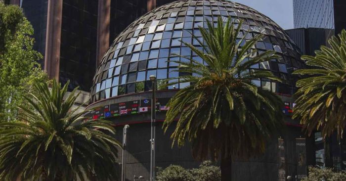Reporta BMV baja de 1.11% del peso mexicano