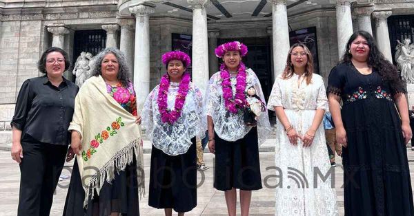 Participan mujeres de Zacatlán en programa de cuentos en Bellas Artes