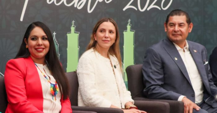 Acompa&ntilde;a Tonantzin Fern&aacute;ndez a Alejandro Armenta a presentaci&oacute;n del Mundial de Voleibol de Playa Sub 21