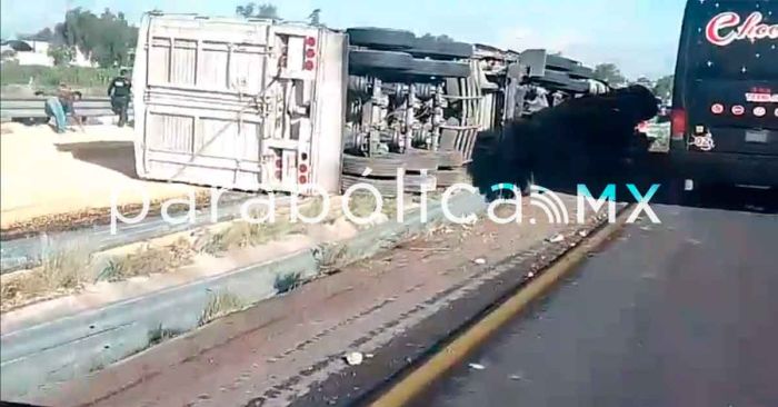 Vuelca tráiler en la Puebla-Orizaba