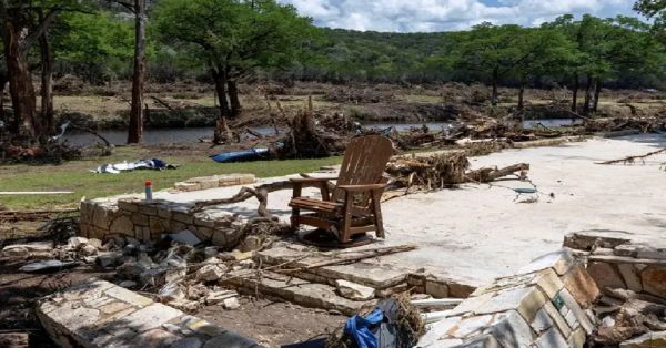 Buscan sobrevivientes tras inundaciones en Texas; hay 161 desaparecidos