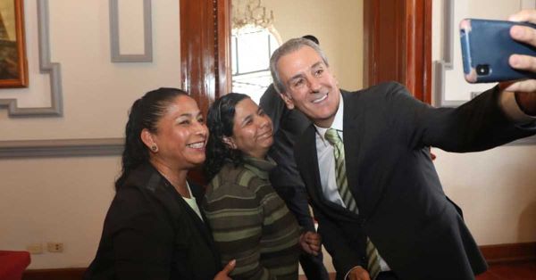 Entrega Pepe Chedraui cheques de &ldquo;Tu Cr&eacute;dito Imparable&rdquo;