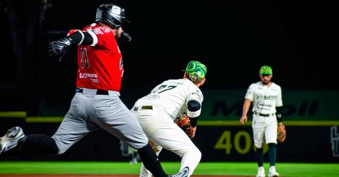 Reparten Pericos y Piratas el doble cartel en el Hermanos Serdán