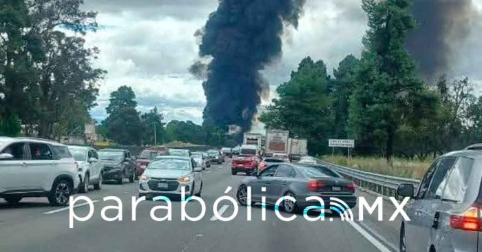 Deja un lesionado explosi&oacute;n de pipa con di&eacute;sel en la autopista M&eacute;xico-Puebla