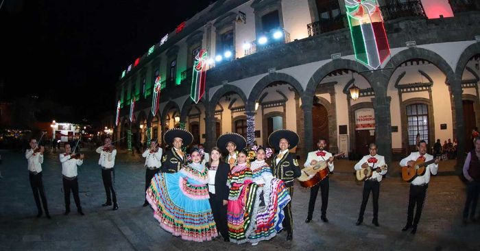 Encabeza Bety S&aacute;nchez encendido de luces patrias