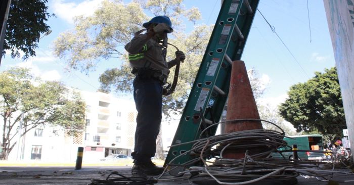 Retiran 12 mil metros lineales de cable sin servicio o en desuso en la U.H. La Margarita