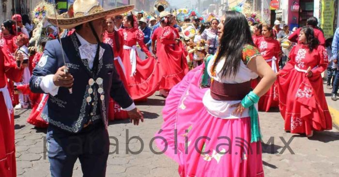 Participa Tonantzin Fernández en desfile de batallones del Carnaval