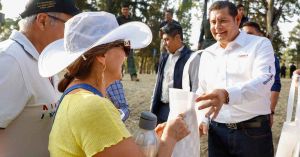Comparte Alejandro Armenta con familias en la Feria de Puebla