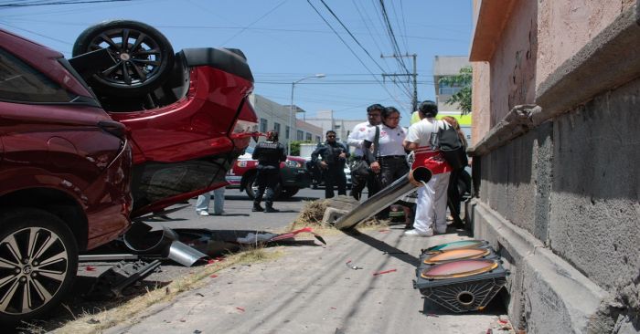 Vuelca camioneta en el Barrio de Santiago