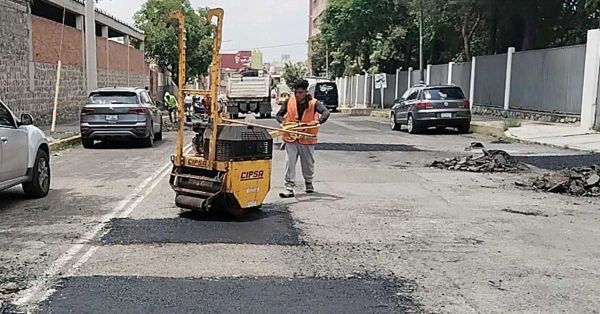 Intensifican campa&ntilde;a de bacheo en Puebla capital