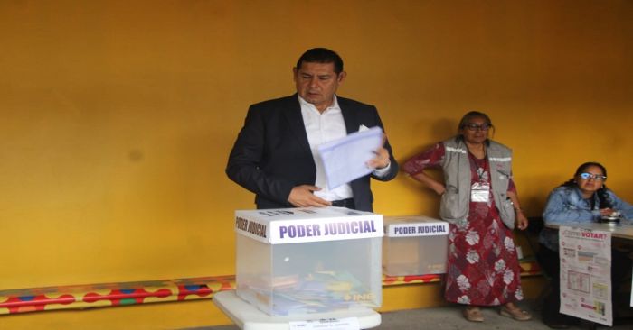 Acude Armenta con su familia a votar en la Elección Judicial