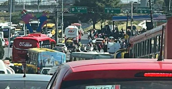 Colapsa la 28 de Octubre las vialidades en Puebla