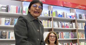 Presenta Sabina Berman "Los billonarios desaparecen" en la BUAP