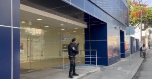 Genera movilizaci&oacute;n policiaca presunto artefacto explosivo en BBVA en la 25 Poniente