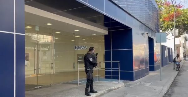 Genera movilización policiaca presunto artefacto explosivo en BBVA en la 25 Poniente