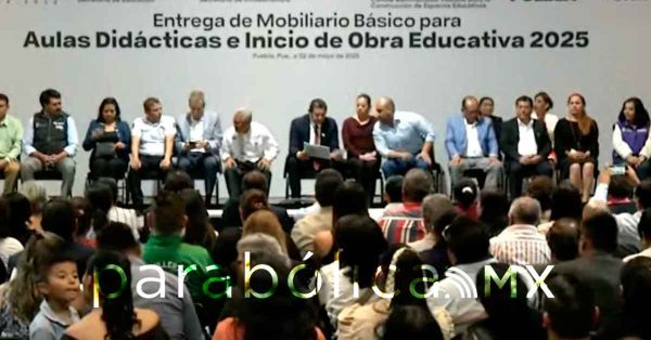 Entrega Armenta apoyos educativas en Puebla