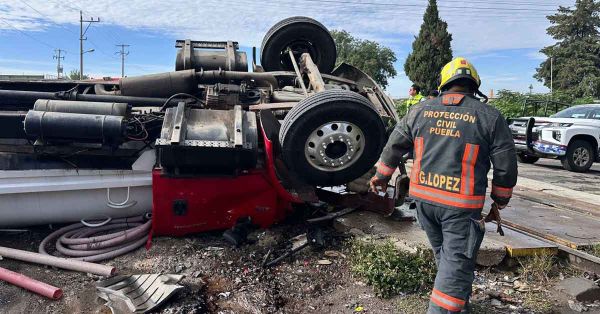 Vuelca pipa de agua por intentar ganarle el paso al tren en Xochimehuacan