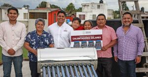 Inicia Omar Muñoz segunda etapa de entrega de calentadores solares