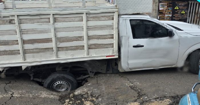 Cae camioneta en un megabache en San Ram&oacute;n
