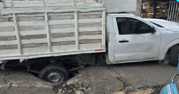 Cae camioneta en un megabache en San Ram&oacute;n