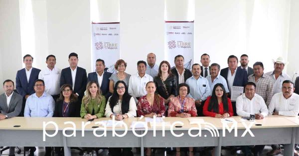Firma Mujeres convenios con municipios para instalación de Centros LIBRE