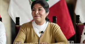 Ordena juez capturar a exministra peruana aislada en embajada de México