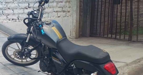 Aseguran polic&iacute;as de Cuautlancingo a presunto narcomenudista y recuperan una motocicleta