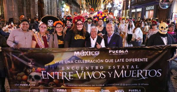 Resalta desfile "Entre Vivos y Muertos" riqueza cultural de Puebla