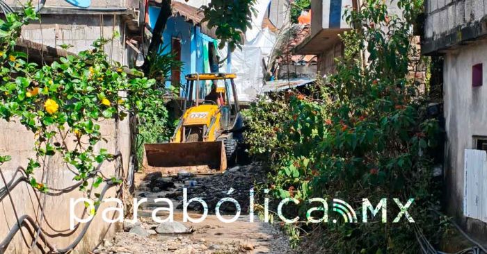 Mantiene Gobierno estatal atención a familias de Chicontla; sigue despliegue de maquinaria