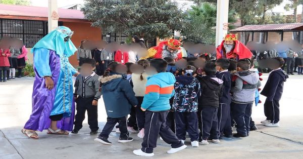 Entrega DIF de Cuautlancingo apoyos en la escuela Vicente Guerrero