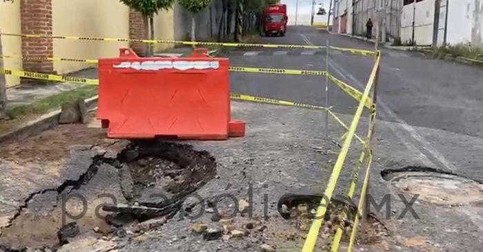 Acordonan socavón frente a fraccionamiento Rinconada de Santa Cruz