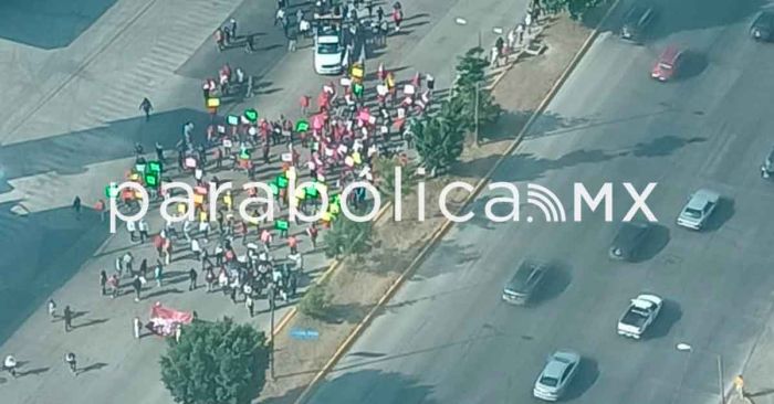 Desquicia la 28 de Octubre tránsito en la Vía Atlixcáyotl