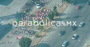 Desquicia la 28 de Octubre tr&aacute;nsito en la V&iacute;a Atlixc&aacute;yotl