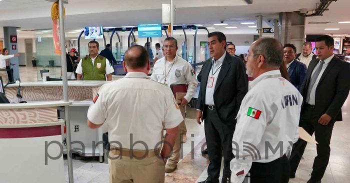 Evalúa Sergio Salomón a agentes federales de migración del AICM