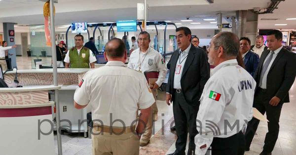 Evalúa Sergio Salomón a agentes federales de migración del AICM
