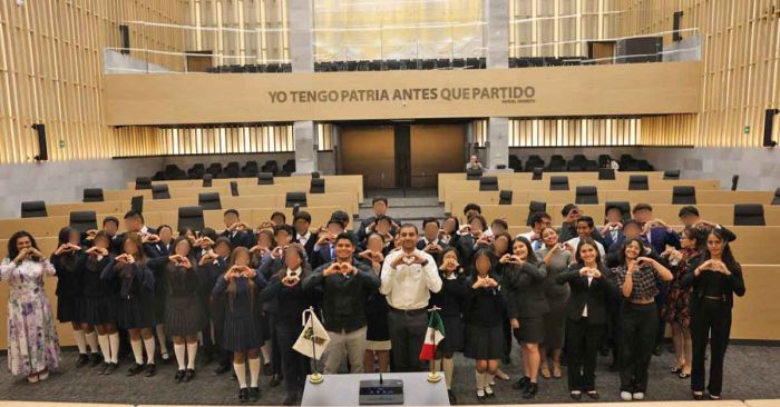 Participa Omar Muñoz en actividad &quot;Diputado por un día&quot; en Congreso de Puebla