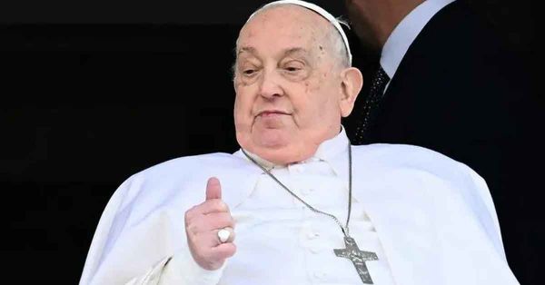 Regresa el papa Francisco al Vaticano