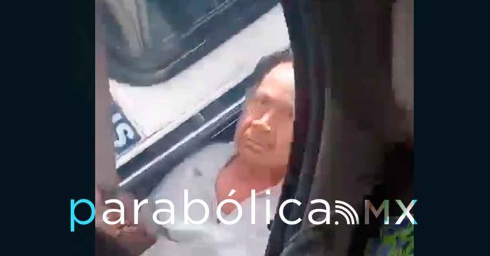 Captan a chófer de Autobuses TPT atacando con un machete al operador de una combi
