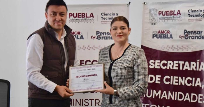 Entrega Bety Sánchez reconocimiento por simplificación de trámites