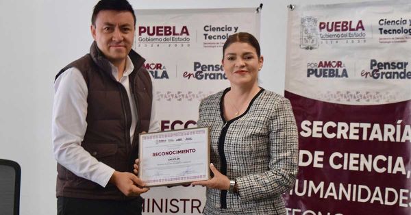Entrega Bety Sánchez reconocimiento por simplificación de trámites