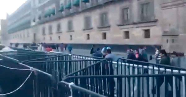 Impide CNTE desarrollo normal de la conferencia ma&ntilde;anera presidencial