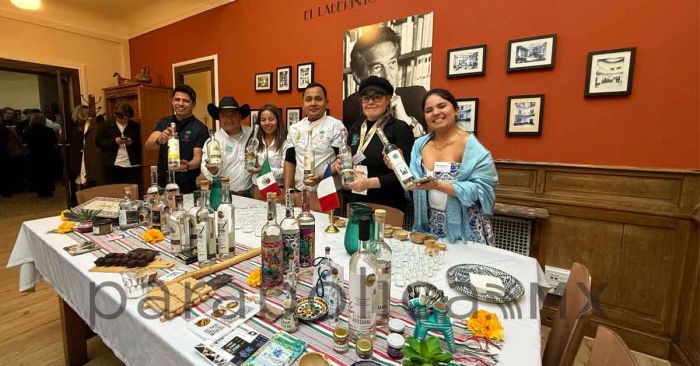 Presumen mezcal poblano en Francia